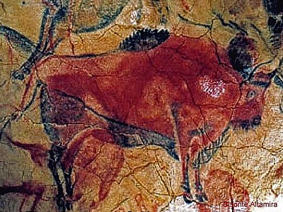 El arte ha evolucionado desde expresiones rituales en la prehistoria hasta formas conceptuales en la actualidad. Pasó por etapas religiosas y monumentales en la Antigüedad y la Edad Media, adoptó el realismo y el humanismo en el Renacimiento, se volvió más emocional y decorativo en el Barroco y el Romanticismo, y rompió con lo tradicional en la era moderna. Hoy, el arte es diverso, experimental y centrado en temas sociales y culturales.